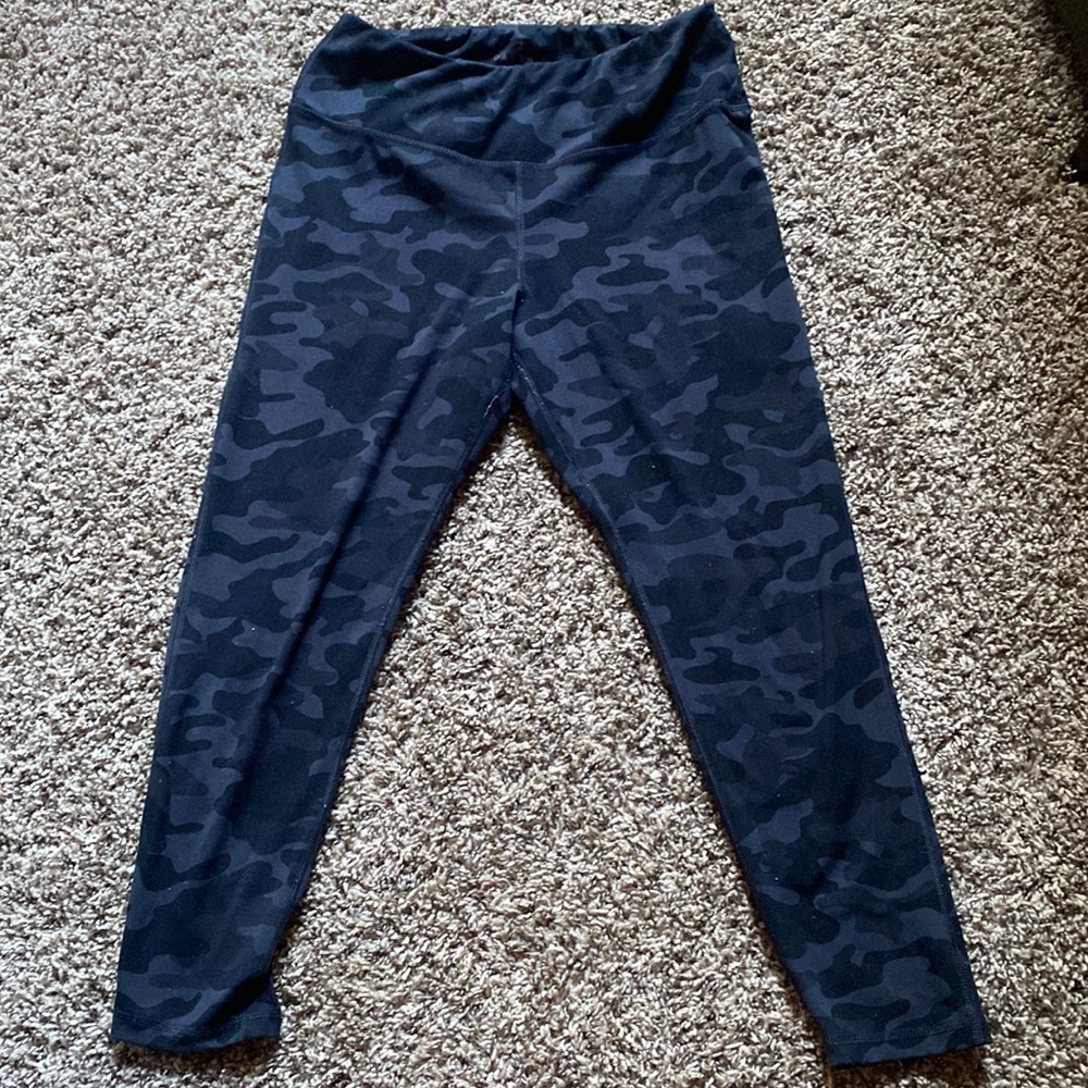 Gray and black camo Dan skin large leggings
